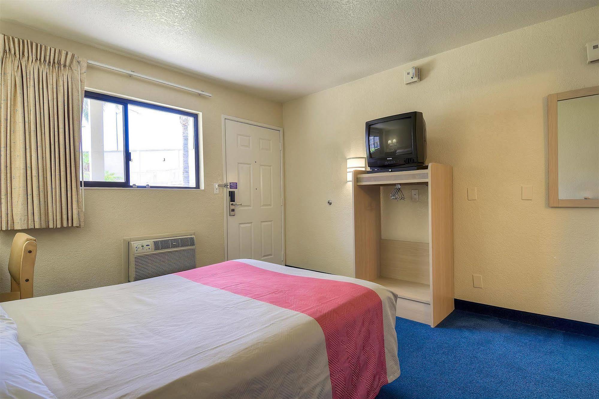 Motel 6 Anaheim Stadium - Orange Zewnętrze zdjęcie