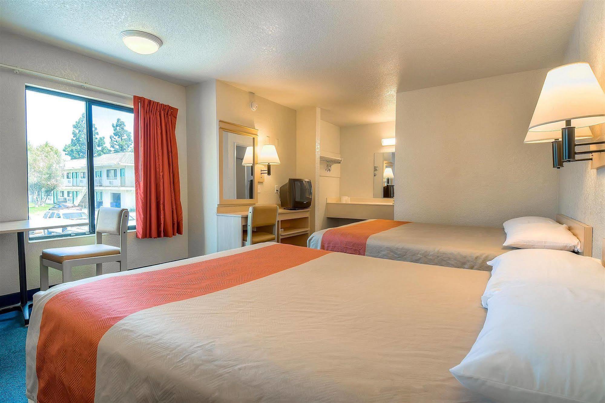 Motel 6 Anaheim Stadium - Orange Zewnętrze zdjęcie
