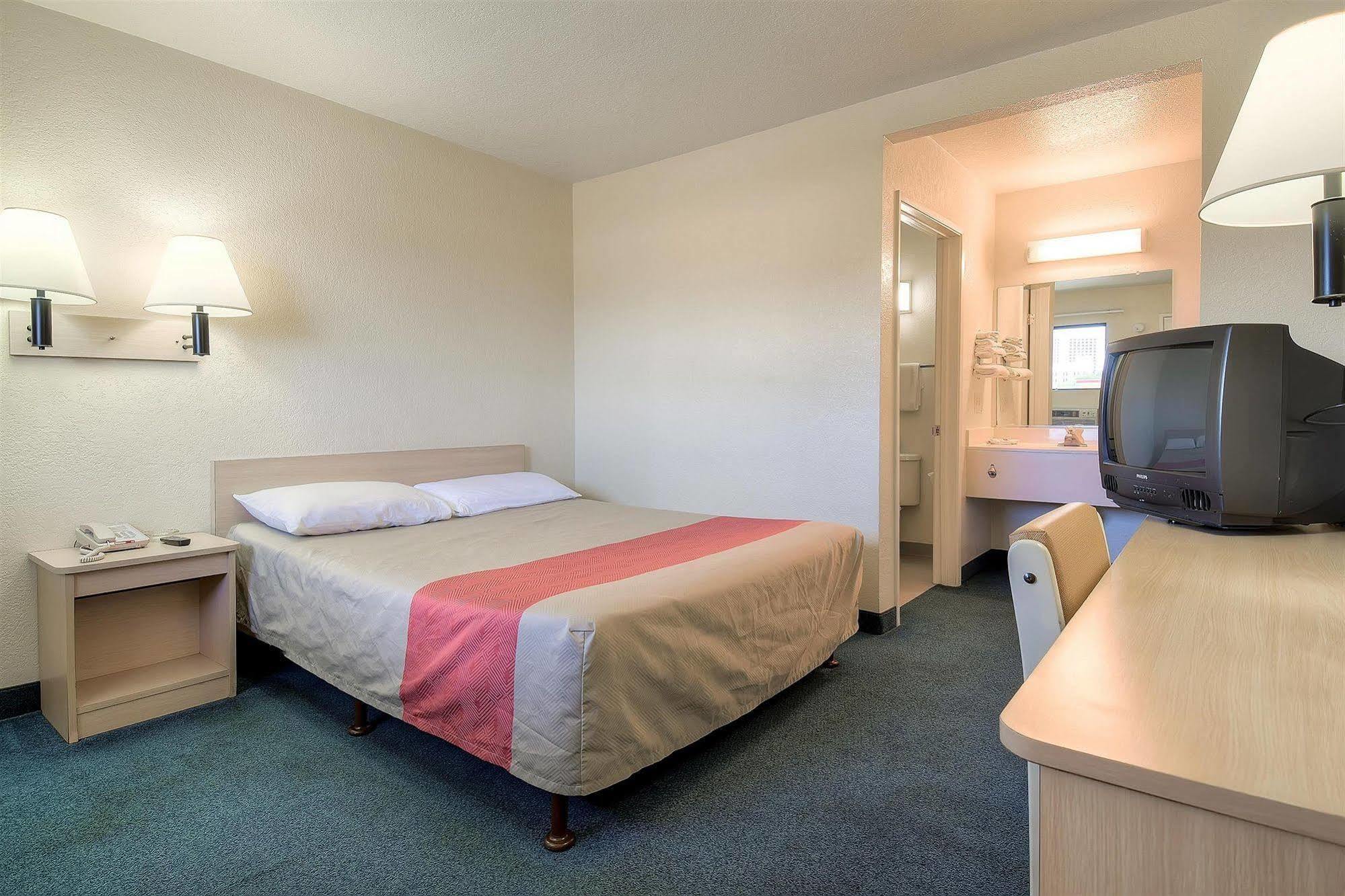 Motel 6 Anaheim Stadium - Orange Zewnętrze zdjęcie